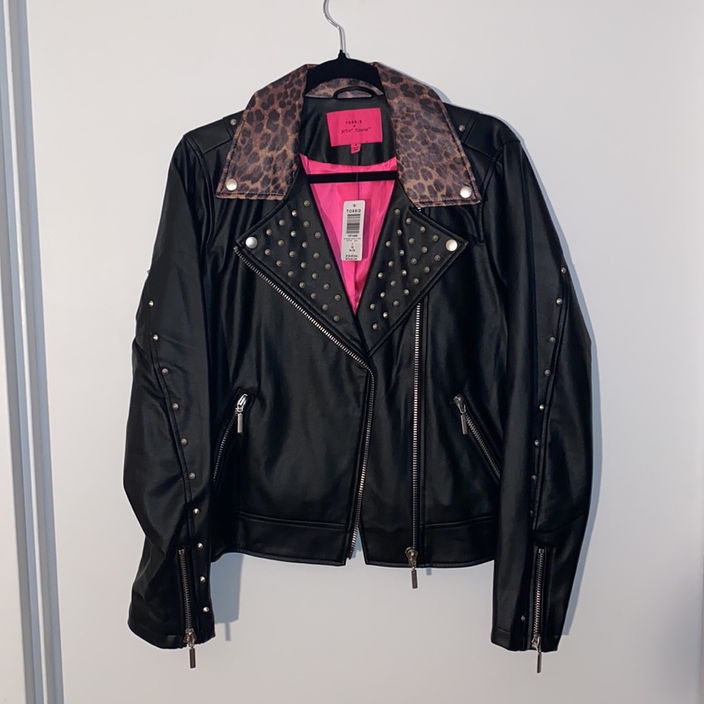 Torrid & Betsey Johnson Leopard Trim Black Studded Spiked Moto Jacket barbiecore - Picture 5 of 6